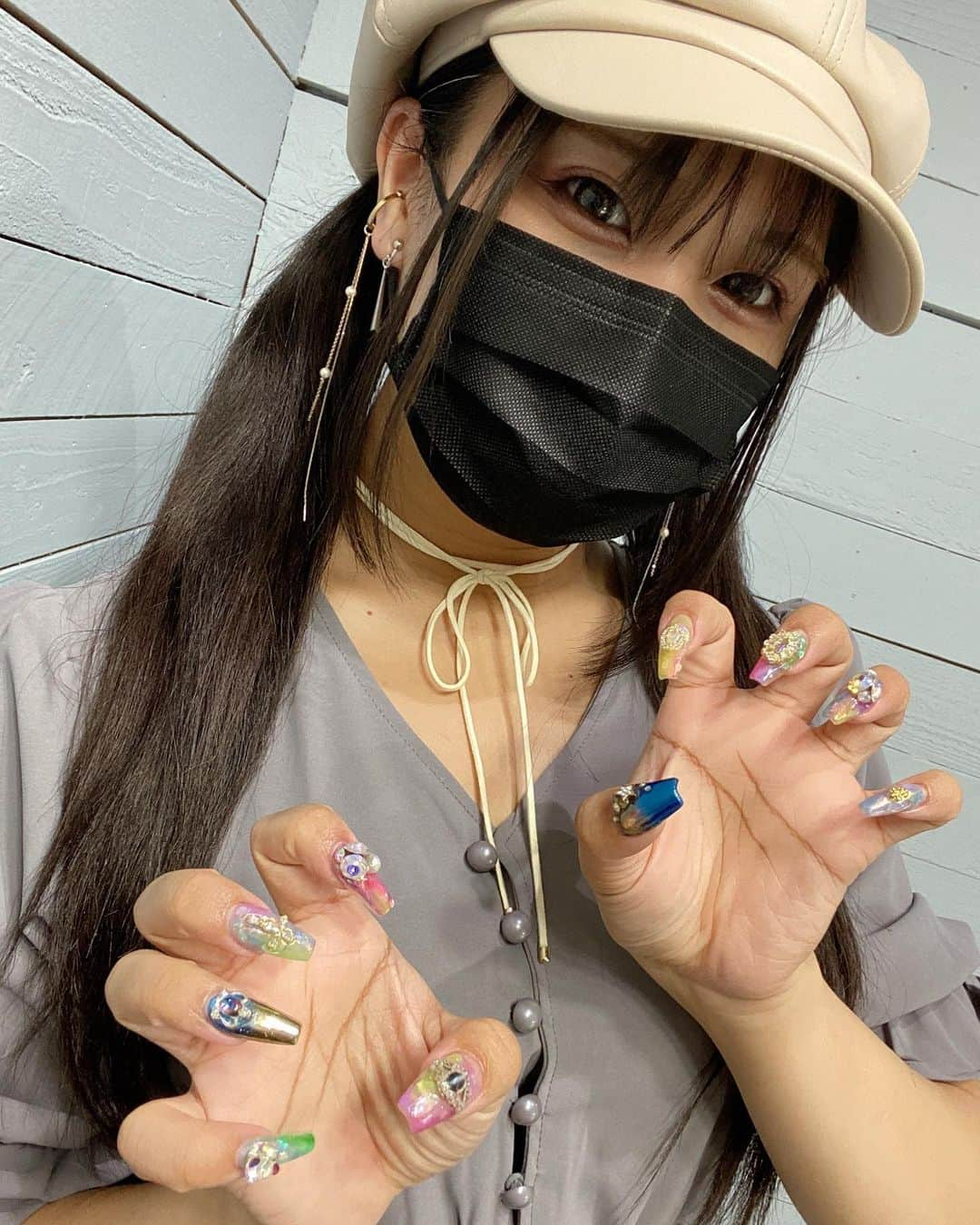 奇跡さんのインスタグラム写真 - (奇跡Instagram)「皆はどの指のネイルが💅💍 気に入ってくれた？？  インスタでネイルの色募集したんやけど 『虹🌈』『オーロラ🏰』が多かったけん 両方を組み合わせてデザインしてもらった💓  意見を下さった 沢山の皆様本当にありがとう😊💓  最高に可愛いネイルになりました！！！  #声優 #声優さん好きな人と繋がりたい #声 #voice #love #instagood #cute #actor #photooftheday #movie #instagram #likeforlikes #goodvibes #happy #animation #ヤンデレ #ショタ #カワボ #イケボ #model #style #black #hair #voiceacting #photography #photo #smile #sexy #girl」9月29日 23時39分 - sashimiryouseirui222