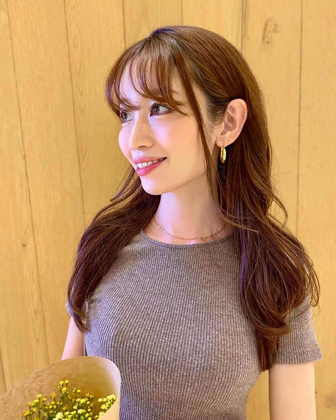 のインスタグラム：「髪すごく伸びたなぁ🌼 個人的にはこのくらいの長さが好きなんですが あまりにも乾かすのが大変で… 秋だし気分変えて切ろうかなぁと😇 . . . ネックレスとピアスは @cene_316l さんのもの✨ サージカルステンレスなので 超敏感肌の私も安心してつけられます☺️ . . . #花を買った日 #cene #316lサージカルネックレス #セネ #金属アレルギー対応 #necklace #pr #fashion #zara #accessory #ピアス #hairstyle」