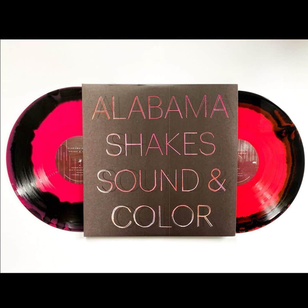 アラバマ・シェイクスさんのインスタグラム写真 - (アラバマ・シェイクスInstagram)「ATO Records has announced a deluxe edition reissue of the Alabama Shakes’ groundbreaking sophomore album, Sound & Color, out October 29th! The repackaged set – available in digital, CD, and 2-disc vinyl formats – will feature seven bonus tracks pulled from unreleased studio material, b-sides, and live recordings plus reimagined artwork by Grammy-winning art director Frank Harkins and new photos. Learn more and pre-order at the link in the bio.」9月30日 0時52分 - alabama_shakes