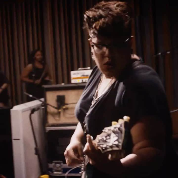 アラバマ・シェイクスのインスタグラム：「ATO Records has announced a deluxe edition reissue of the Alabama Shakes’ groundbreaking sophomore album, Sound & Color, out October 29th! The repackaged set – available in digital, CD, and 2-disc vinyl formats – will feature seven bonus tracks pulled from unreleased studio material, b-sides, and live recordings plus reimagined artwork by Grammy-winning art director Frank Harkins and new photos. Learn more and pre-order at the link in the bio.」