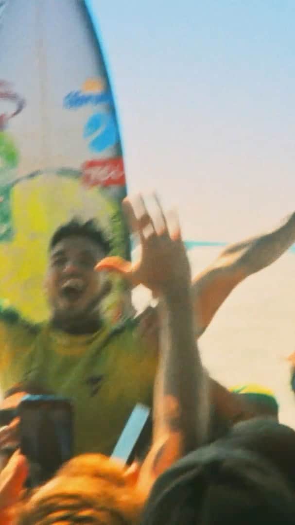 ガブリエル・メディーナのインスタグラム：「Quando comecei a competir vi que ali era meu lugar e sonhei mais alto, quero ser Tricampeão mundial, igual meus “super heróis”. Lá no fundo eu não sabia se eu ia conseguir chegar lá, na verdade parecia um sonho muuuuito longe. Hoje eu posso dizer que cada segundo valeu a pena. Eu realizei o meu sonho. isso é uma coisa que poucas pessoas conseguem na vida. Eu vim aqui falar pra vocês nunca desistir dos seus sonhos. Por mais difícil que pareça, por mais que tentem te colocar pra baixo, Por mais que te desmereçam e digam que é impossível… segue seu coração, vai ser feliz, sem medo de errar, errar faz parte do processo, independente do resultado, as situações te prepara pra a vida.  Nunca desista dos seus sonhos. Tudo é possível! Eu sou um menino que vim de maresias e consegui e ser tricampeão mundial! Sou muito grato principalmente a Deus por nunca me abandonar e me sustentar a cada passo, a cada onda surfada… 🙏🥷🏻🇧🇷 @hdanielstudio」