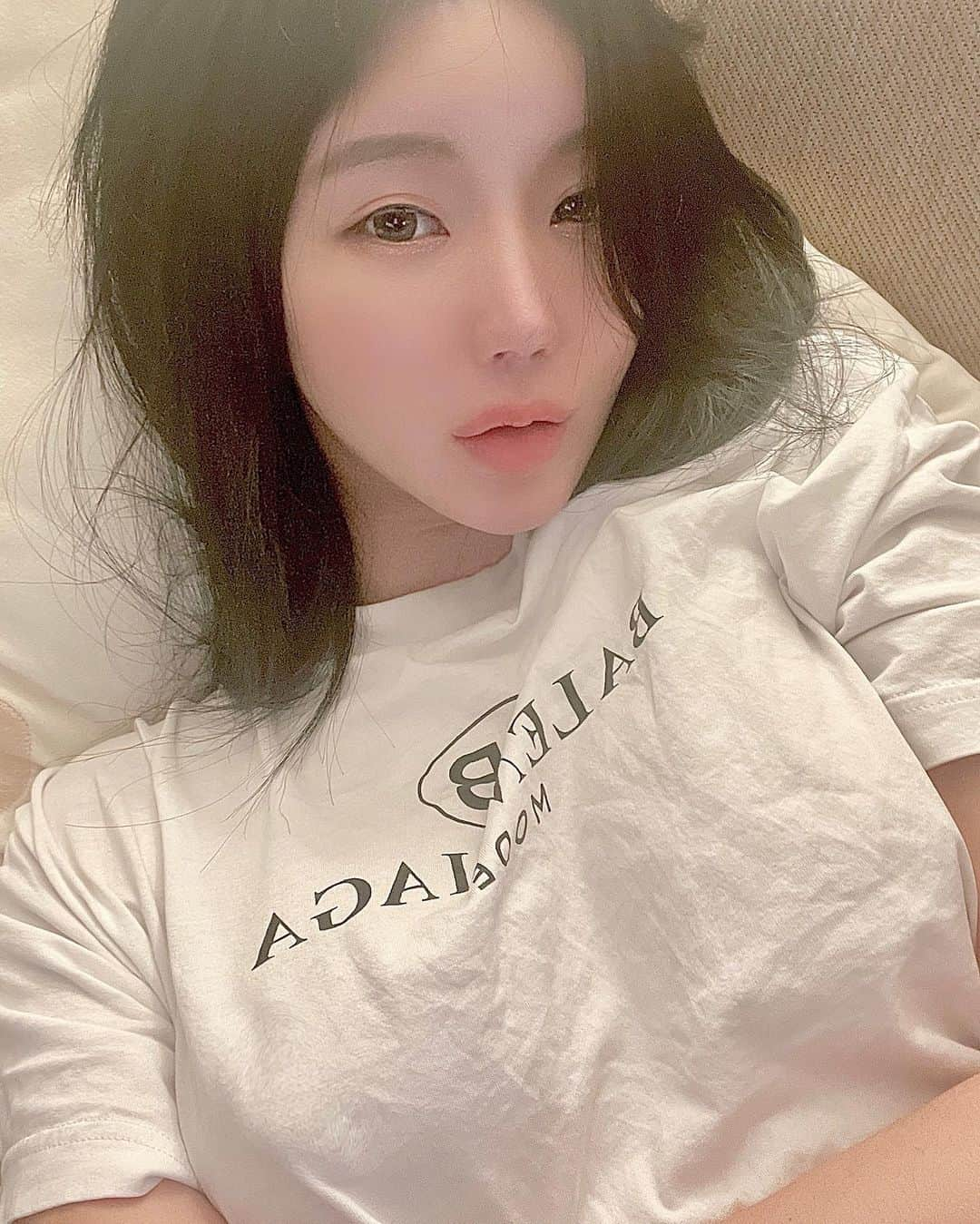 ゴウンさんのインスタグラム写真 - (ゴウンInstagram)「부시시🥱  #속눈썹 #안붙혔다 #미안 #🙈 #selfie #photooftheday #goodnight  #레이샤고은 #layshagoeun」9月30日 1時45分 - goeun.1226