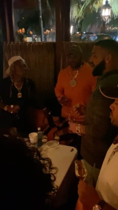 マック・メインのインスタグラム：「@champagnepapi kept it too trill and couldn’t have said no better!!   Happy 🐐 Day @liltunechi #Cheers🥂 #YMOVO   🎥: @tezzington」