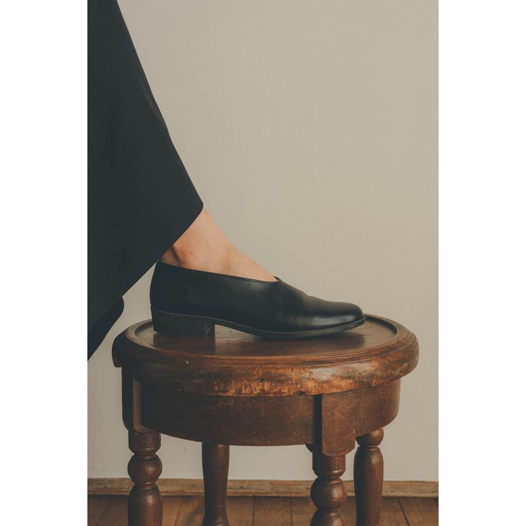 松本恵奈さんのインスタグラム写真 - (松本恵奈Instagram)「■NEWS 【HARUTA×CLANE】のコラボレーションが決定！  日本の老舗靴メーカー"HARUTA"とのコラボレーションシューズが10月8日(金)に発売いたします！  高品質の靴を提供しているHARUTAの技術に、CLANEらしいモードさをプラスしたコラボレーションならではのフラットシューズ。 CLANEの洋服にも合わせやすいデザインで、歩きやすさや履き心地も追求されたシーズン問わず使えるシューズとなっております。  商品の詳細は今後のSNSやCLANE WEBにてご紹介いたしますので是非チェックしてみてくださいね！  ■HARUTA×CLANE FLAT SHOES ¥22,000 カラー:ブラック、キャメル サイズ:36、37、38 アッパー:牛革 ヒールの高さ:3cm ※価格は税込み金額です。  #CLANE#HARUTA#コラボ」9月30日 16時21分 - ena1123
