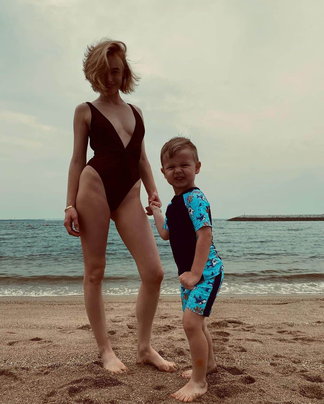 リアノン・ランゲラック（ミッチェル・ランゲラックの妻）さんのインスタグラム写真 - (リアノン・ランゲラック（ミッチェル・ランゲラックの妻）Instagram)「Stormy beach day with my boy ⛈🌊」9月30日 14時48分 - riri_langerak