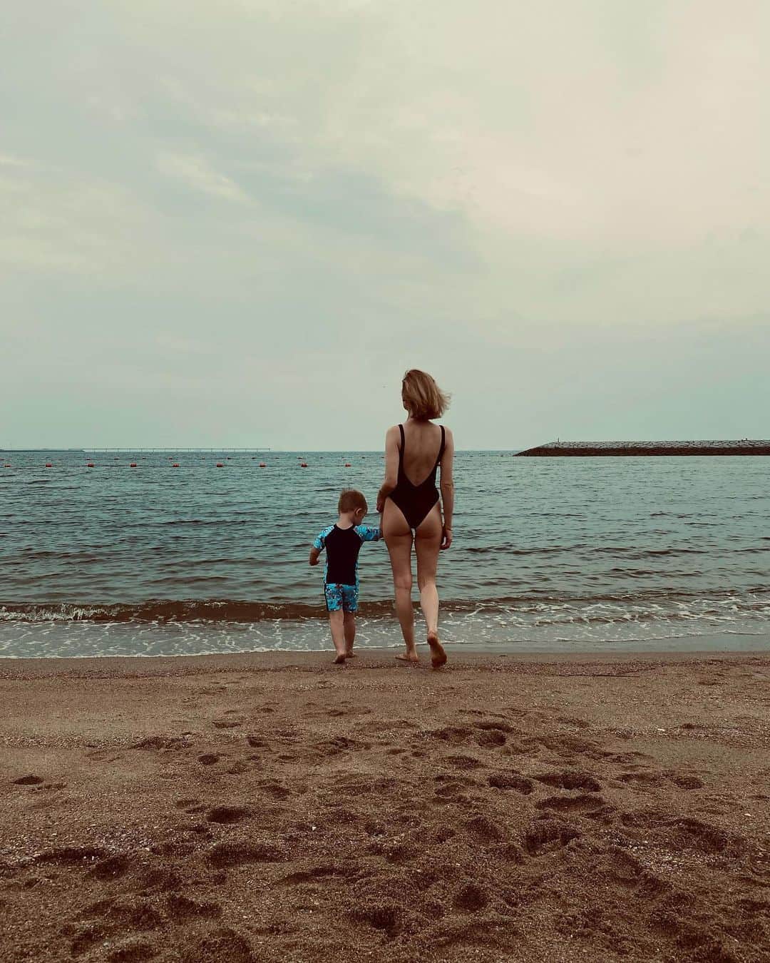 リアノン・ランゲラック（ミッチェル・ランゲラックの妻）さんのインスタグラム写真 - (リアノン・ランゲラック（ミッチェル・ランゲラックの妻）Instagram)「Stormy beach day with my boy ⛈🌊」9月30日 14時48分 - riri_langerak