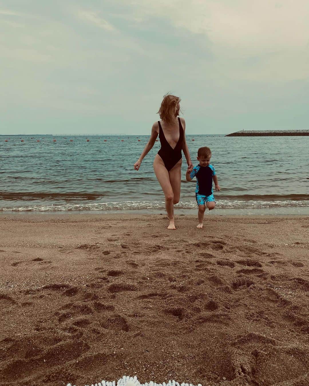 リアノン・ランゲラック（ミッチェル・ランゲラックの妻）さんのインスタグラム写真 - (リアノン・ランゲラック（ミッチェル・ランゲラックの妻）Instagram)「Stormy beach day with my boy ⛈🌊」9月30日 14時48分 - riri_langerak