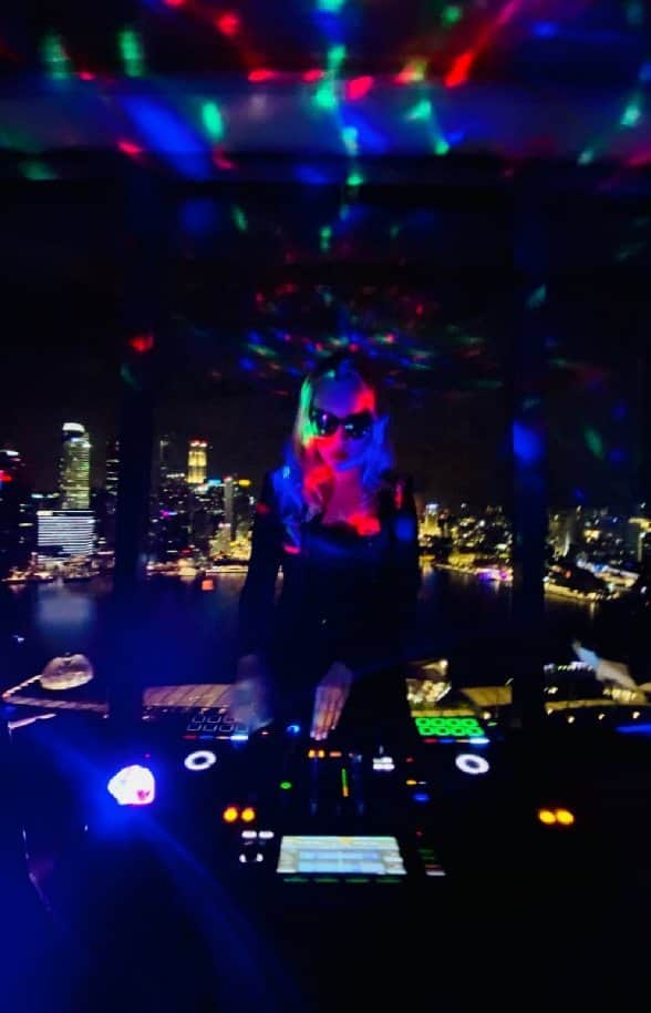 Nicole Chenのインスタグラム：「tiktok : nicolechen.tv Should I post more of this? 🔥 #throwback #DJ #djmix #tiktoksg #foryou #fyp #fy #hitsong #viral #trending #nicolechen」