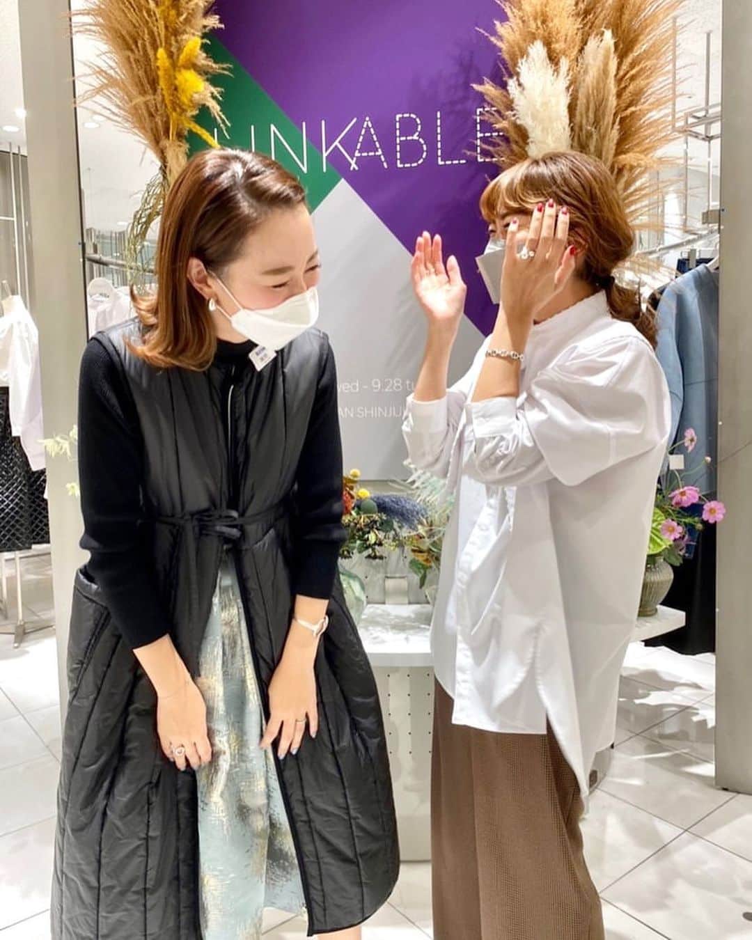 Mai Wakimizuのインスタグラム：「お客様が撮って下さってた真加との写真。こんな写真なかなか撮れないから嬉しくて無理言って頂きました♡ 毎朝ロビーで、おはよう！元気？寝れた？が1日の始まり。搬入からpopup初日の夜が1番ボロボロで、そこからみるみる回復し、日が経つごとに元気になって行ってた私達。笑(普通はだんだん体力無くなるはずなのに。笑)なんでこんな元気なんだろ？って言いながらスキップして出勤してた♡笑 体が元気なところも、気持ちが常にポジティブなところも同じ♡ 私と真加。お互いの得意不得意を理解しあえてるからサポートが必要な時は全力。どれだけ仲良くても常に感謝の気持ちをもって"ありがとう"は忘れない。考えや目指してる方向が同じだから揉めることはないし、真加について行けば間違いない。笑(とりあえず頼りっぱなし) パートナーが真加で本当に良かった。むしろ真加じゃないと無理！今までもこれからもずっと有難う大好きの気持ち♡これからも一緒に走り続けようね＼(^o^)／ #linkable」