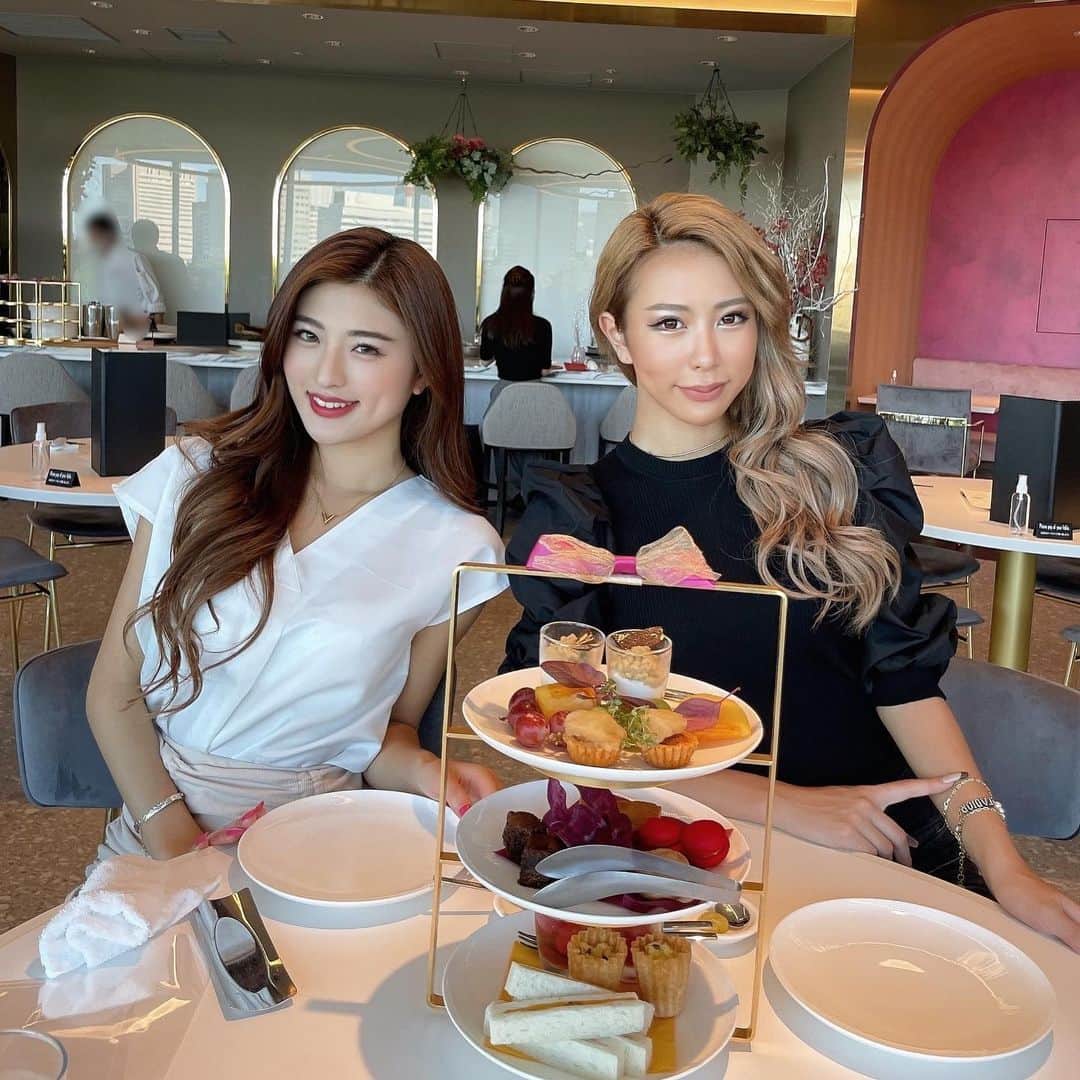 MIYABIのインスタグラム：「こんにちは🌞  この前は、ハラちゃんのお誕生日お祝いしてきたよっ🥂⭐️  出会って間もないのに、気づいたら何をするにも一緒で、何でも話せる中になってました🤣💕  最高の相棒ちゃん💜🥜  改めてお誕生日おめでとうっ🎉 素敵な一年になりますように😇  LOVE❤️  #cyberjapandancers #サイバージャパンダンサーズ #cjd_miyabi #ミヤビーム」