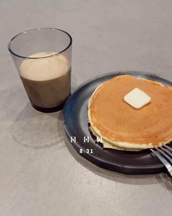 畠中清羅 のインスタグラム：「_  今朝は🧑🏻‍🦱がパンケーキ焼いてくれた♡ いい朝でした〜🥞🤍  我が家は娘がコップを投げて割れる事件が 何度もあったので今じゃプラスチック製の強いものを😚  そして最近は中々夜寝付けなくて 気付いたら朝方で寝不足な日々🌫  #morningcoffee」