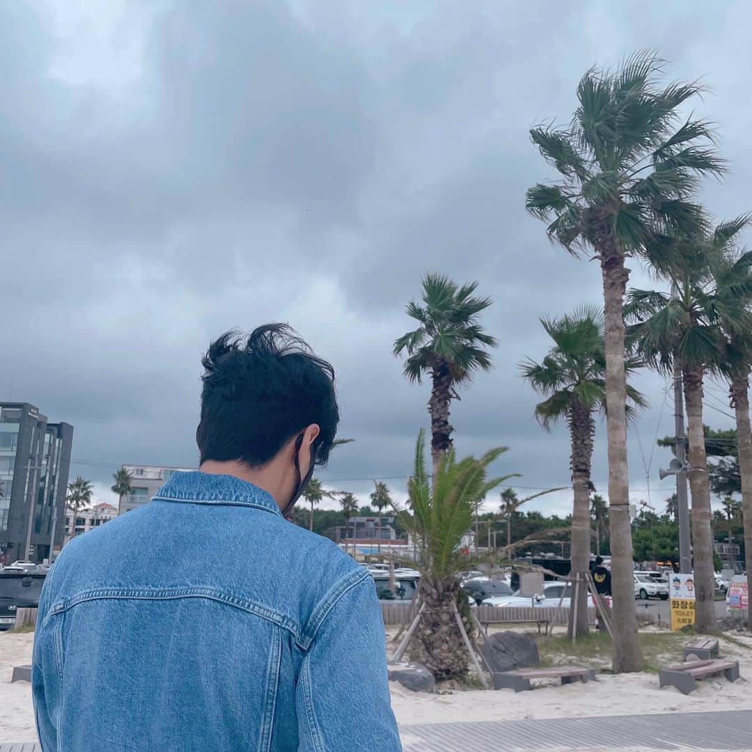 キム・ジソクのインスタグラム：「. 제주도에 온 이유가 다 있습니다~🌴 11.3일 공개!😎」