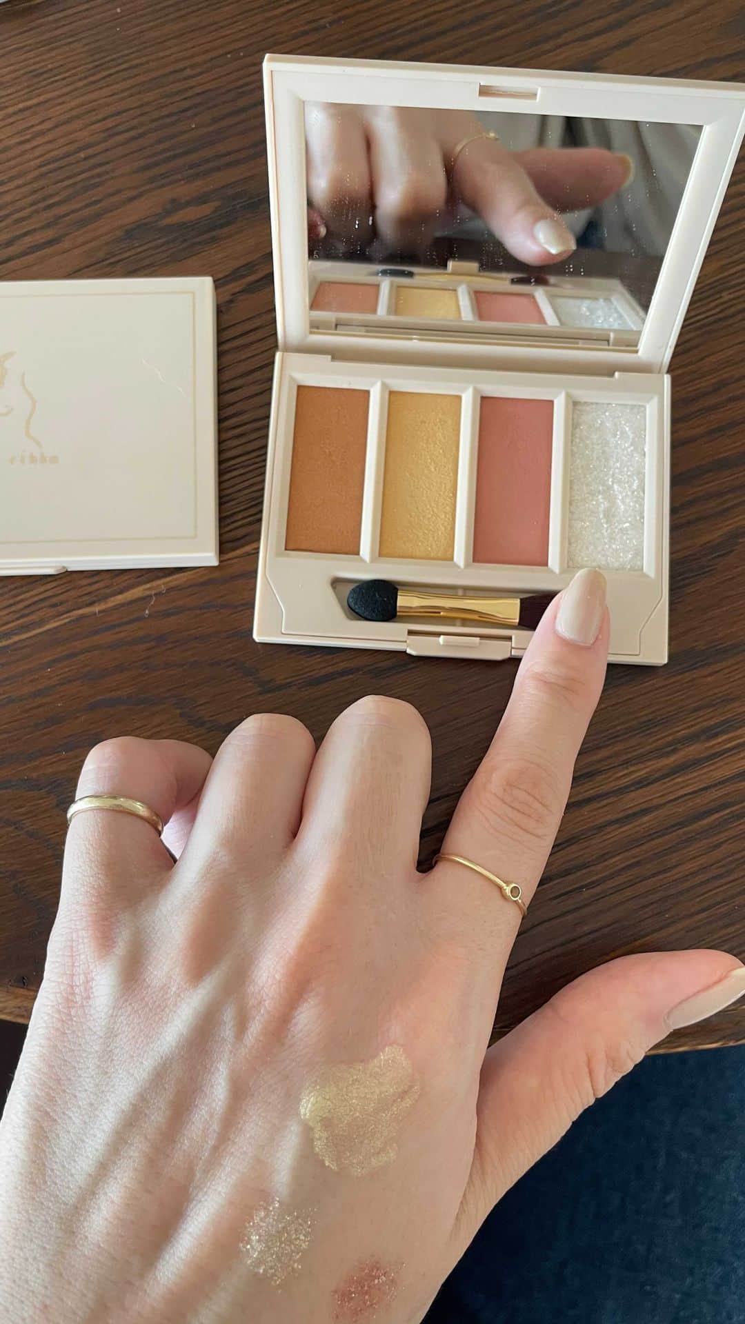 まつだみらいのインスタグラム：「feelings palette ✨ @rihka_official   他グリッターとのスウォッチもあります◎」