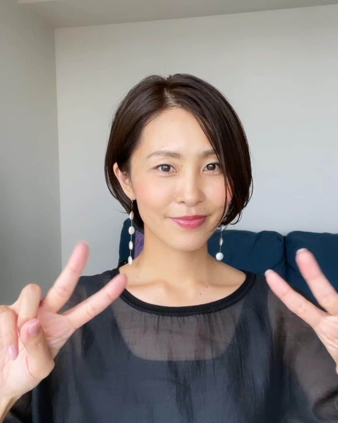 のインスタグラム：「おはよー  髪を切りました。 一見ショートに見えますがボブです。 伸びればすぐ元に戻る感じ。  なぜ切ったかというと、 頭洗うのもドライヤーも朝のセットも 全部面倒になってきたからです🤣  いろんなことが面倒くさがりで 本当嫌になります。  このままで行くと、あと10年経ったら スポーツ刈りになってるかもしれない🧐  #ボブヘア #ショート風ボブ」