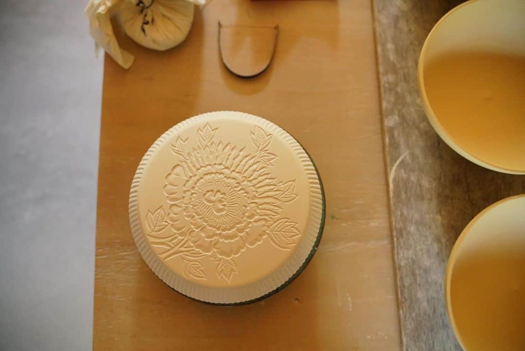 阿部春弥さんのインスタグラム写真 - (阿部春弥Instagram)「・ Today's work begins with the blooming of peony flowers. ・ 牡丹の花でも咲かせますか ・ #うつわ#器#pottery#porcelain#ceramics#handcrafted #abeharuya#阿部春弥」9月30日 8時32分 - abe_haruya