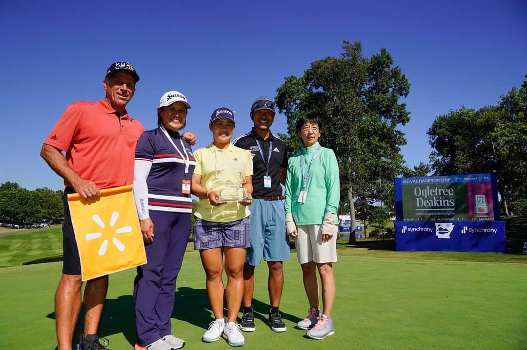 畑岡奈紗さんのインスタグラム写真 - (畑岡奈紗Instagram)「Thank you so much for all the support last week. I was able to capture my 5th win on tour at the Walmart NW Arkansas Chanpionshio presented by P&G.   Pinnacle Country Club is where I got my first win so I’m very happy to have won it there again.   It was a memorable tournament having made two Holes-in-one but I must say my hands were shaking on the 18th green because I was so nervous😂💦  My ball striking has improved so I put myself in many birdie chances but I felt my putting lacked accuracy so that’s what I’ll work on and hope to get another victory💪  先週も沢山の応援ありがとうございました！ Walmart NW Arkansas Championship presented by P&GでLPGAツアー5勝目を挙げることが出来ました！ 2018年に初優勝した思い出深いPinnacle County Clubでまた勝つ事が出来て本当に嬉しいです！ 今年は2日連続でHole in Oneのご褒美もあり、忘れられない思い出を作ることが出来ました！ とはいえ、最終ホールを1打差で迎え今までにないくらい緊張して最終ホールのグリーン上ではずっと手が震えていました😅💦 ショットがかなり良くなってきてチャンスも多かっただけにパッティングの正確さに欠ける場面を多く感じたのでこれからその課題を克服してこれからも勝てるように頑張ります！💪  #アビームコンサルティング @Abeamconsulting #ダンロップスポーツ @dunlopgolf_official #日本航空#JAL @japanairlines_jal  #admiralgolf#アドミラル @admiral_golf_jp  #アディダス @adidasgolf  #山新」9月30日 8時41分 - nasahataoka