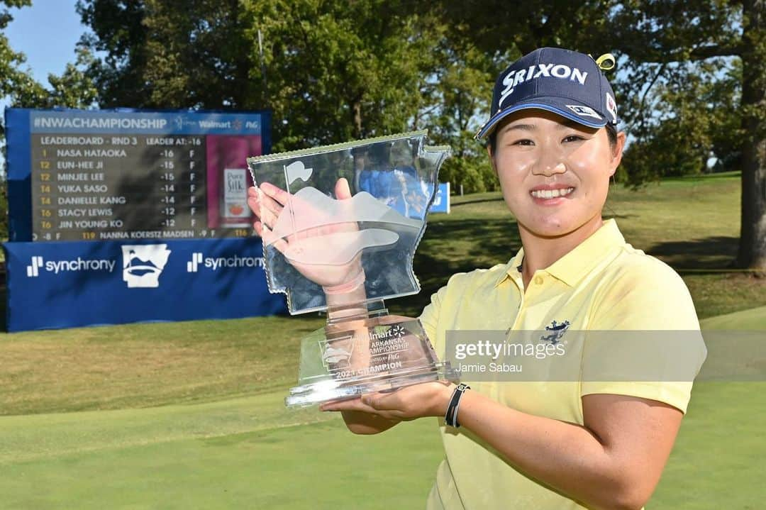 畑岡奈紗さんのインスタグラム写真 - (畑岡奈紗Instagram)「Thank you so much for all the support last week. I was able to capture my 5th win on tour at the Walmart NW Arkansas Chanpionshio presented by P&G.   Pinnacle Country Club is where I got my first win so I’m very happy to have won it there again.   It was a memorable tournament having made two Holes-in-one but I must say my hands were shaking on the 18th green because I was so nervous😂💦  My ball striking has improved so I put myself in many birdie chances but I felt my putting lacked accuracy so that’s what I’ll work on and hope to get another victory💪  先週も沢山の応援ありがとうございました！ Walmart NW Arkansas Championship presented by P&GでLPGAツアー5勝目を挙げることが出来ました！ 2018年に初優勝した思い出深いPinnacle County Clubでまた勝つ事が出来て本当に嬉しいです！ 今年は2日連続でHole in Oneのご褒美もあり、忘れられない思い出を作ることが出来ました！ とはいえ、最終ホールを1打差で迎え今までにないくらい緊張して最終ホールのグリーン上ではずっと手が震えていました😅💦 ショットがかなり良くなってきてチャンスも多かっただけにパッティングの正確さに欠ける場面を多く感じたのでこれからその課題を克服してこれからも勝てるように頑張ります！💪  #アビームコンサルティング @Abeamconsulting #ダンロップスポーツ @dunlopgolf_official #日本航空#JAL @japanairlines_jal  #admiralgolf#アドミラル @admiral_golf_jp  #アディダス @adidasgolf  #山新」9月30日 8時41分 - nasahataoka