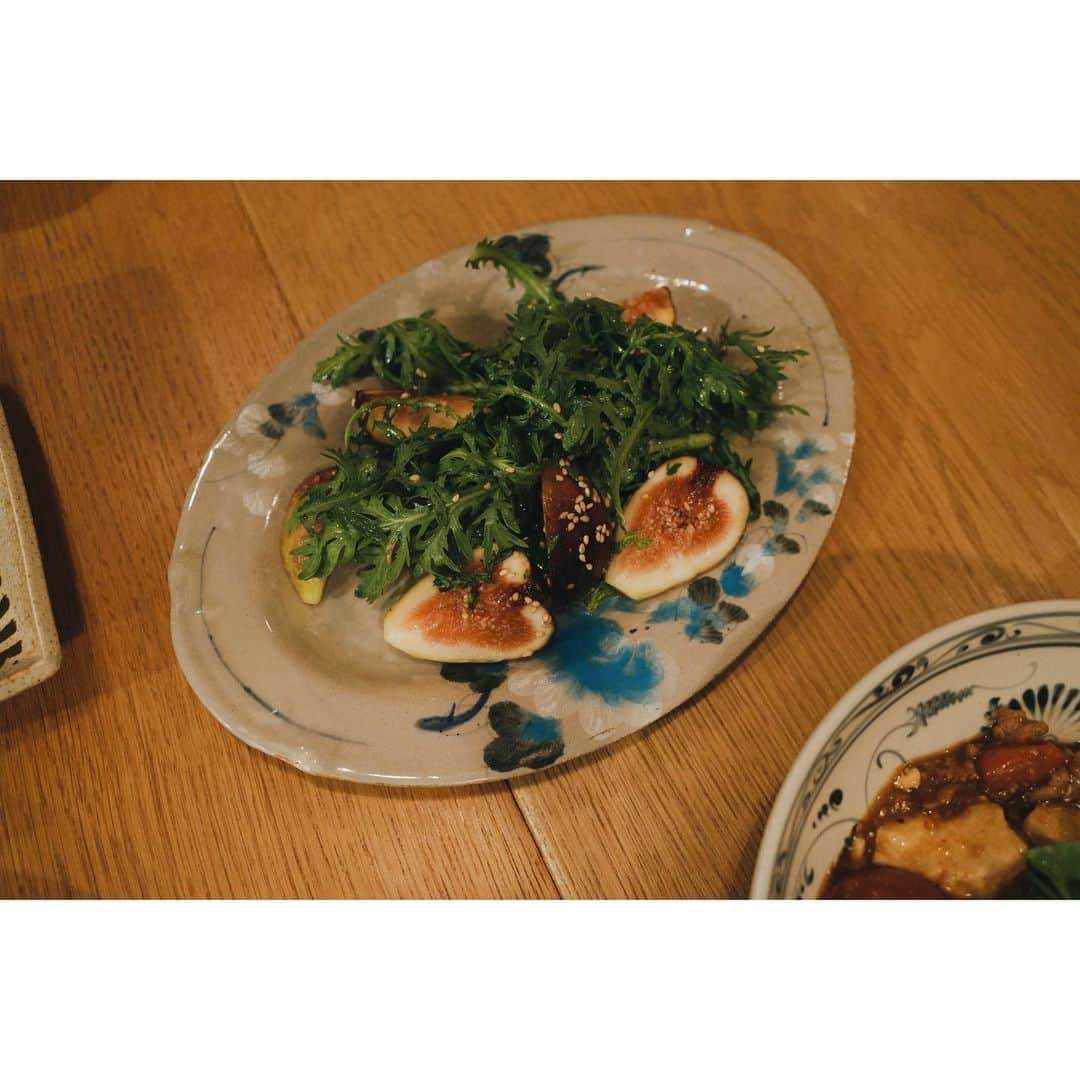 高山都さんのインスタグラム写真 - (高山都Instagram)「麻婆豆腐が主役の献立。 自分の本にもレシピを載せていますが #高山都の美食姿 2 トマト入り麻婆には味噌を入れるのがポイント。加熱したトマトの甘酸っぱい旨味と味噌がよくあう。 仕上げに是非パクチーを。めっちゃ相性良いのです。 トマト入り麻婆豆腐 アサリと白菜の蒸し煮 無花果と春菊のサラダ おかひじきとオクラの柚子胡椒オイル和え にんじんと梅とバジルのラペ うつわは、山陰とベトナムの合わせ技。 しましまのは #牧谷窯 #みやれゴハン このワイン美味しかったなぁ🍷 @grapegumbo」9月30日 8時49分 - miyare38