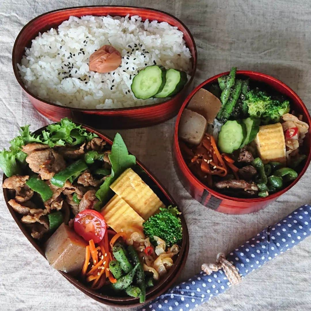 藤森夕子さんのインスタグラム写真 - (藤森夕子Instagram)「おはようございます(^-^)  今日も家族弁当☝️今週は、久しぶりに4日連続お弁当でした😁 明日から10月ね！3年間夏服お疲れ様～！ズボン、何とかもってよかった笑笑  今日も笑顔でよい一日を(^^)  #お弁当#お弁当記録#息子弁当#男子弁当#中学生弁当 #親子弁当#家族弁当#曲げわっぱ#まげわっぱ弁当 #二段弁当 #漆器弁当 #毎日ぬか漬け#自家製ぬか漬け#だし巻き玉子 #おべんたぐらむ #てづくりごはん365 #てづくりおべんと365 #ていねいな暮らし #japanesefood #lunchbox #oben365 #obento #フーディテーブル #和食 #緒方エッグファーム」9月30日 8時58分 - yukofujimori2525