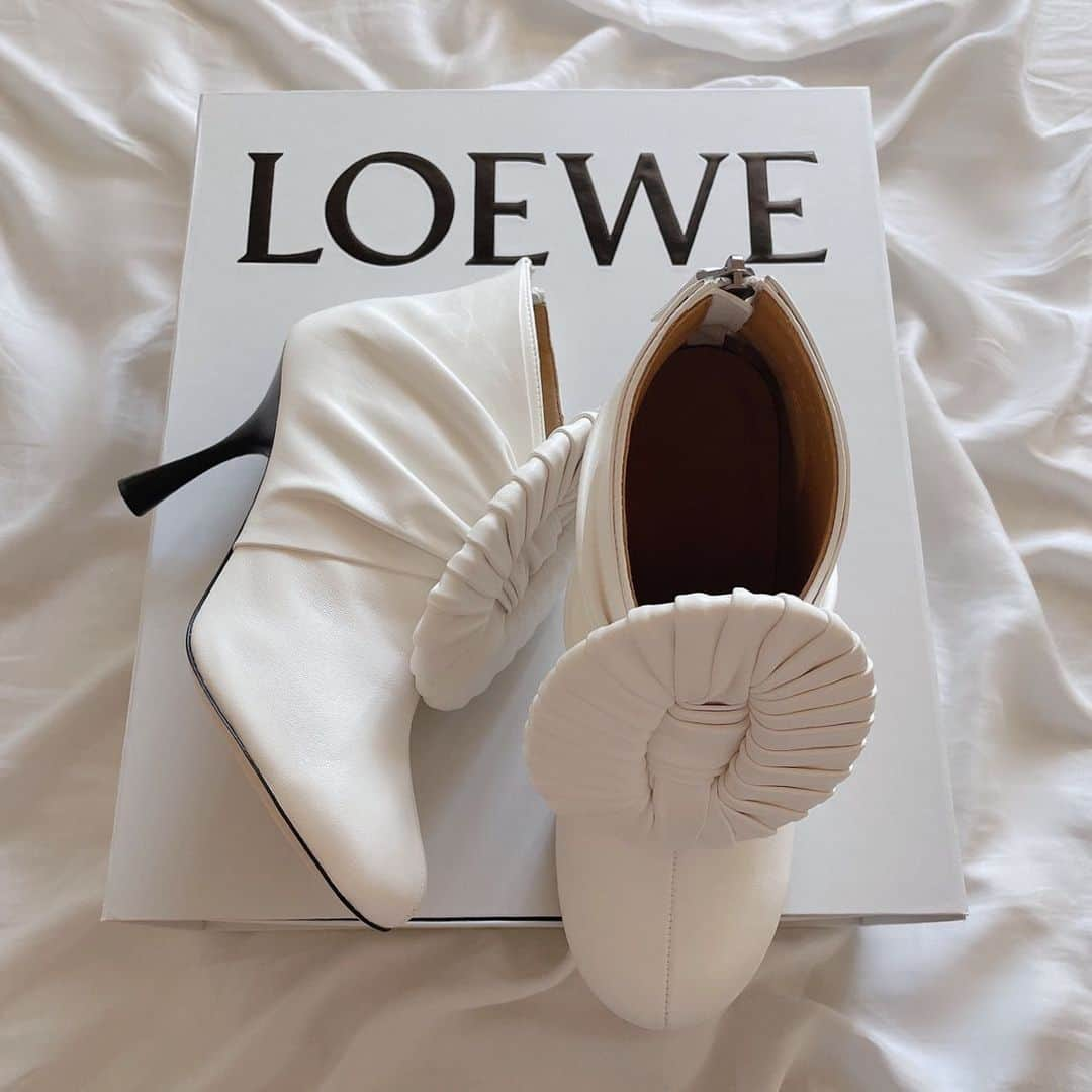 堀江直美さんのインスタグラム写真 - (堀江直美Instagram)「🦢🤍 #white#冬の白  #loewe#ロエベ#loeweshoes#ロエベ靴」9月30日 9時44分 - naomiiiiiiiiiiii