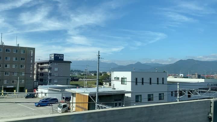 326のインスタグラム：「北陸新幹線に初めて乗車 初長野は台風の影響ゼロの快晴 2年ぶりに乗った電車にドキドキ 東京駅の喧騒に毎日ここを使わないといけない人たちの大変さを痛感 旅のお供はおいなりさん 「それは俺のおいなりさんだ」と言ったとか言わないとか スイッチ持ってきたけど重かっただけだった笑 酔うからやれない」