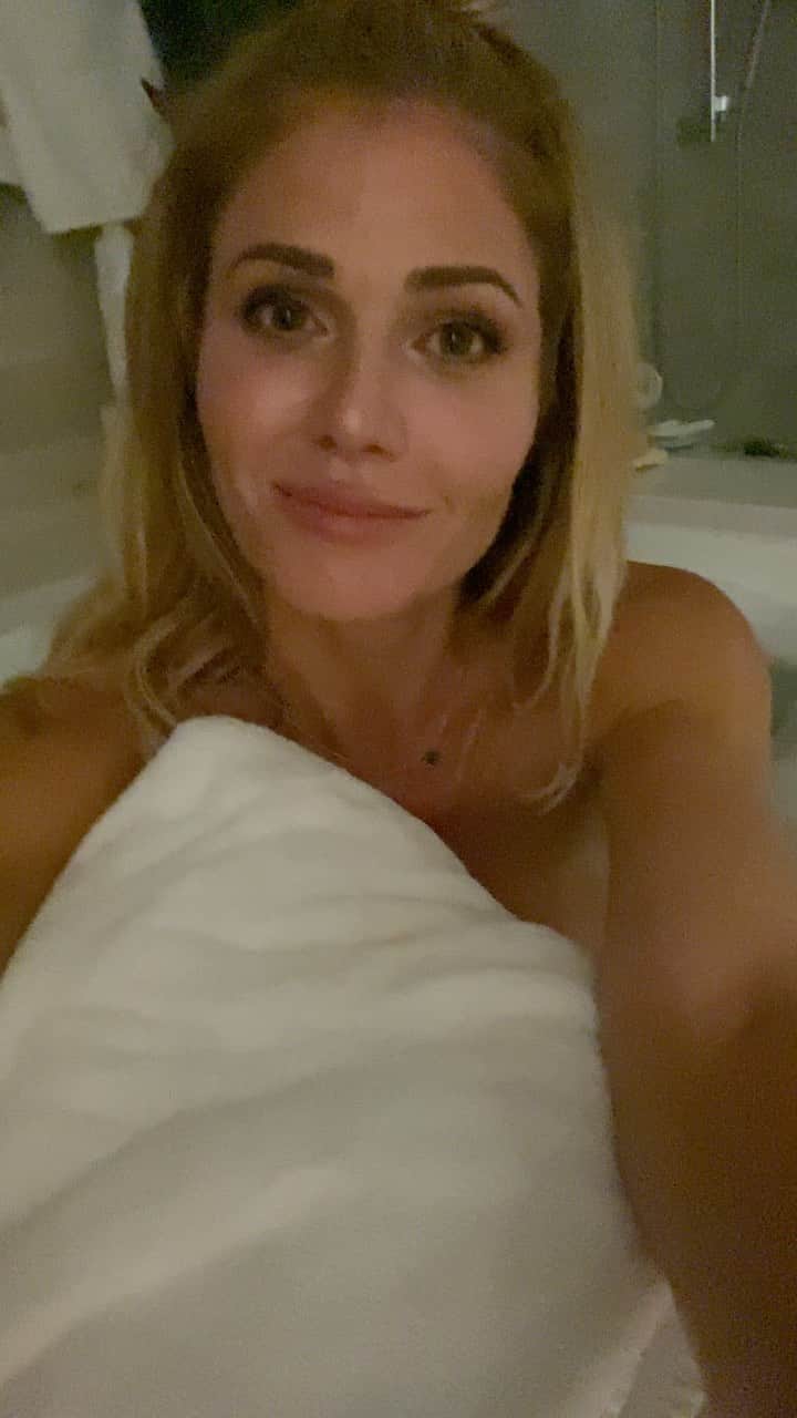 トリー・ウィルソンのインスタグラム：「This past year I have really started to dig deep on SLEEP & how it affects virtually everything.  . Scale not budging? Hormones going cray? Depressed? Exhausted? Unmotivated? Brain foggy? The list goes on… . What works for one may not be the best for another..it’s quite crazy & interesting. I’ve seen it 1st hand w/ my hubby & I. . There’s sooo much information out there & I’ve found for me personally is to just experiment on self & look at the data using trackers. . No more leaving Law & Order on all night as my soothing background sound. 🥴 Also, no more phone by the bed until its in airplane mode. 😆 (I guess insomnia scrolling aint good for sleep either haha)  -Those 2 things immediately helped but I wont lie, law & order is deeply missed rn. . Just wanted to share that if you are having issues, especially with weight loss & chronic fatigue, maybe try focusing on how you are sleeping, track it, & see if it helps you out? . I’m not the expert but I won’t let that stop me from sharing what is going on over here in my neck of the woods. Always on a mission to be my best self & sharing the goods along the way.🦋🐸」