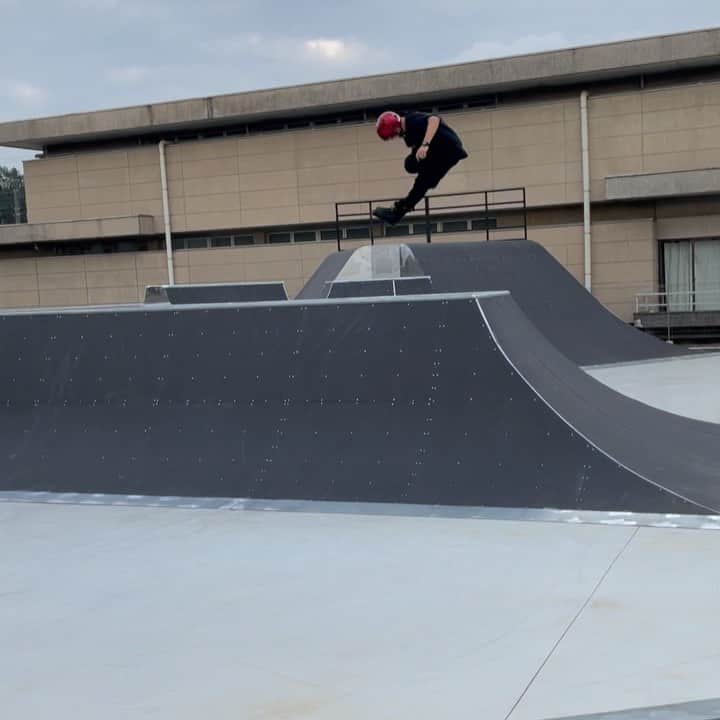 安床武士のインスタグラム：「One line at Sakai urban sports park! Here is a new skate park in Ibaraki Japan. Design by @hurricane_parks .  11月14日に全日本を開催する場所で試走してきました！シンプルに楽しい！ この映像はストリート部分をメインに滑っています。  10月から一般滑走でインラインスケートも滑られるようになります🙌 予約などは不要です！ 東京駅からパークすぐ近く(境町)直行バスもあって意外とアクセスは良い感じです。 またパーク詳細は @jrfa2007 からアップしますので！  @usdskates  @goodskates_inc  @canamonroad_japan  @lzbn_official  @papasu1048   #usdskates #usdaeon #aeon72 #rollerblading #inlineskate #rollerfreestyle #blading #urbansportspark #ibaraki #インラインスケート #ローラーブレード #茨城県 #takeshiyasutoko #安床武士」