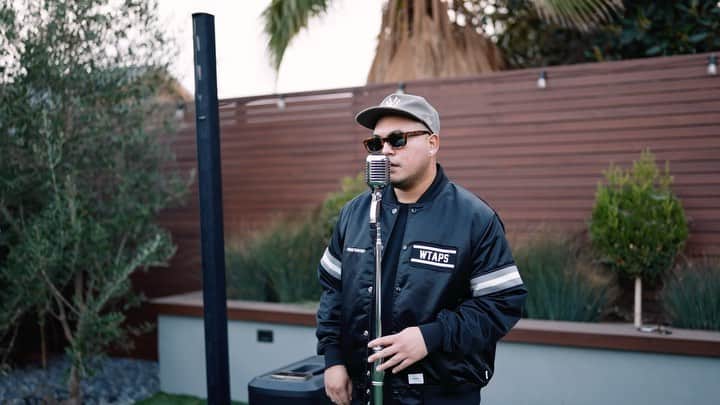 Jeff Bernatのインスタグラム：「"Still" live from my backyard using the @bose L1 Pro32 portable speaker system. Perfect for crowds 150+ and can be mixed directly from your phone. Looking forward to throwing parties, movie nights and performances with this thing! @bose_professional」