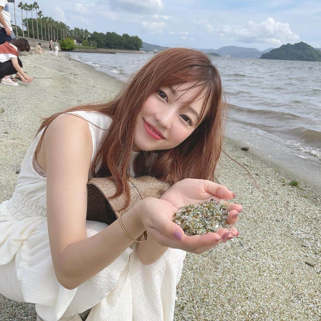 高木悠未のインスタグラム：「ガラスの砂浜💎 砂浜が全部ガラス〜〜✨ 長崎のインスタ映えスポット!!  #SUNQパス🚌 #長崎 #ガラスの砂浜」