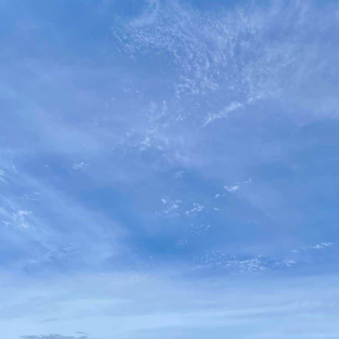 吉井明子さんのインスタグラム写真 - (吉井明子Instagram)「꙳✧˖°⌖꙳✧˖°⌖꙳✧˖°⌖꙳✧˖°⌖꙳✧˖°⌖꙳✧˖° 台風16号が近づくのを前に…  秋の雲で柔らかな色彩になっている高い空の下には…もくもくした夏のような雲が見えます☁️（この写真には入らなかったのですが、少し経ったらさらにニョキニョキしてきたので、ストーリーズにあげました✨）  9月最後の日なのに、夏から秋へ移り変わるゆきあいの空のよう。  関東での台風への備えは、きょう日中のうちに済ませてくださいませ✨  #9月30日 #9月最後の日 #台風16号 #東京の空 #気象情報 #天気予報 #気象予報士 #気象キャスター #weatherforecaster #기상캐스터　#氣象主播 #吉井明子」9月30日 11時51分 - akiko_yoshii_sunny_rain