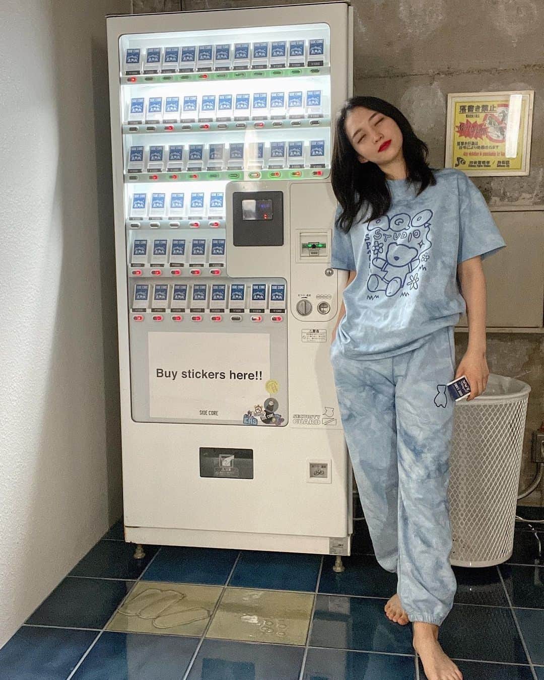 小林穂乃香のインスタグラム：「BnA_WALL Room306「昼がみた夢 - daytime's daydream -」Created by EVERYDAY HOLIDAY SQUAD 保存する街の記憶 ⁡ ⁡ 自動販売機や屋外用ゴミ箱を敢えて屋内に設置したことで、東京の街をディープに感じられるお部屋。 ⁡ ⁡ 実際に自動販売機では @everydayholidaysquad さんがデザインしたステッカーを購入可能。 ⁡千円札投入で2箱出てきました✨ ⁡ 手前のスクリーンを降ろせば、ホームシアターにもなる至れり尽くせりのお部屋です🎥🎞🍿 ⁡ ⁡ #ほのホテル  #artroom #suite #bnawall #bna_wall #bna #bnahotel #alternativehotel #hotel #art #tokyo #nihonbashi #designhotel #arthotel #japantravel #昼がみた夢  #everydayholidaysquad #sidecore #ホテル  #アート  #東京アート  #ホームシアター  #東京ホテル  #日本橋ホテル #自動販売機  #自販機  #자판기 #아코스튜디오스페이스 #aqostudiospace」