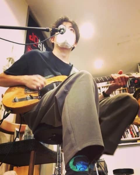 のインスタグラム：「大好きなDwight Yoakamの「Guitars, Cadillacs」を。  本日は瀬川信二さん達と久々のアウトローカントリー、イチナナ配信でした。  メモリーした曲も久々で忘れてるんじゃないかと不安でしたが、ちゃんと覚えていて一安心・・・！  #dwightyoakam  #guitarscadillacs  #guitar  #guitarplayer  #guitarist  #telecaster  #outlawcountry  #countrymusic  #イチナナ #靴下 #ジョンレノン #johnlennon」