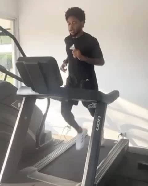 ルイス・アドリアーノのインスタグラム：「Mais um treino 👏🏾🙏🏾💪🏾 @lionfitnessbrasil 🦁」