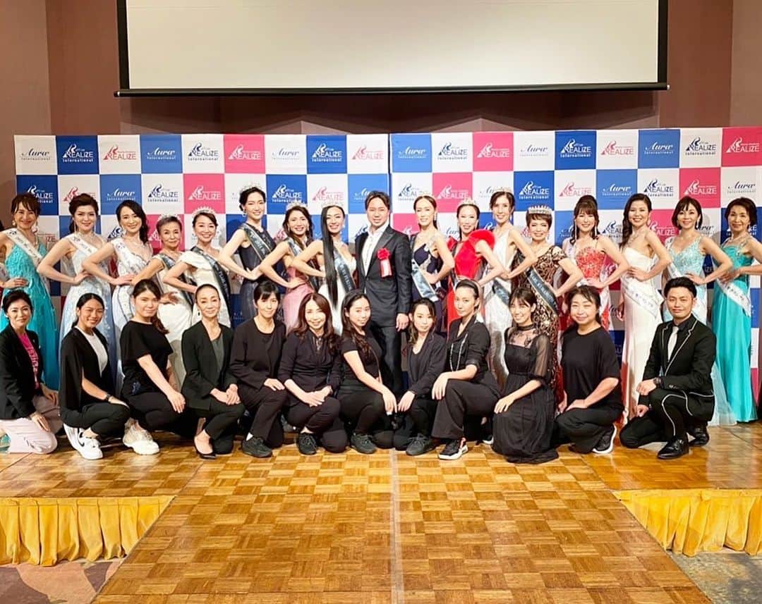 藤本奈月のインスタグラム：「新しいチャレンジと思うと、肩張っちゃうから、自分の中に新しい風を吹かせるつもりで急遽飛び込んだ「ミスコン」の世界。 母が逝って、何か母が嬉しくなる様な報告をしたかった所で、脳内にイメージできたのは、母が好きだった大ちゃん達とのお仕事。 幾度と共にした事はあれど、新しい挑戦を大ちゃんの元であれば、母も喜ぶだろうなと。当初はそんな感じで。  モデルの私とは、イコールじゃないと壁を作ってたいミスコン。 私をよく知っている人からすれば、まさか！？だと思うけどw 視野を変えれば同じ「挑戦と表現」だった。  フロアディレクターと、前日のウォーキングレッスン。 2日間のうち、1日は袖でキュー出しを担当。 初めての舞台の人も居れば、慣れてる人もいる。 自信のある人もいれば、全くない人もいる。 緊張している人もいれば、リラックスしている人もいる。 どれだけの苦労を経て、この舞台袖にいるんだろう。 家庭や仕事がある中挑む挑戦は、私にも理解ができる。 きつく締められたドレスの中で、うまく呼吸出来なくてしんどいだろうな。 周りの空気に呑まれて、頭の中渦巻いてる人もいるだろうな。  自分の中に色んな気や感情が流れこんでくる中で、 私に今できる事はなんだろう？ 空気をびりつかせず、耳を傾けてもらうにはどうしたらいいだろう？ 緊張感に変えてしまわない様に、指示を聞いて貰うにはどうしたらいいだろう？  自分が長年「立つ」側に居たからこそわかる、 舞台袖の居心地の良し悪し。 これひとつで、舞台での表情が変わる。 キャリアを積めば、フラットに自分を保つ事なんて簡単だけど、初めてで大舞台となれば話しは違う。  フィッターの着せつけかた、誘導のテンポや流れ、自分の体力や痛みと時間との戦い。 パフォーマンスに集中出来る状況を作ってあげられるように、わたしに何ができる？ 少なからず、「21年のキャリア」がここで役に立つはず。  ずっと裏方さんに甘えてきたから、甘えて貰える裏方さんになりたいなって素直に思った三日間。 最初こそ、様子を知るのに必死だったけど(その姿こそ空気乱す雰囲気w) 最終日は、機敏に出来る事を自分から。 生意気でもいいから、申せる事は申す。  じゃあ、これからの私に出来る事はなんだろう？ キャリアを武器に、差をつけて私がやるからこそのスタイルを作る。 マニュアルだけで無い表現を、バイブスを。  私が教える側に責任を持って立つから、安心して舞台に立てる様に。  Class crescentは、モデルもミスコンも一般の方も全て対応可能なオープンクラスです。  crescent＝三日月は、私の名前と2人の娘の名前の「月」をベースに。 月が象徴する「母性」「希望」「道しるべ」「成長」「再生」「神秘」  共に成長していけます様に。」