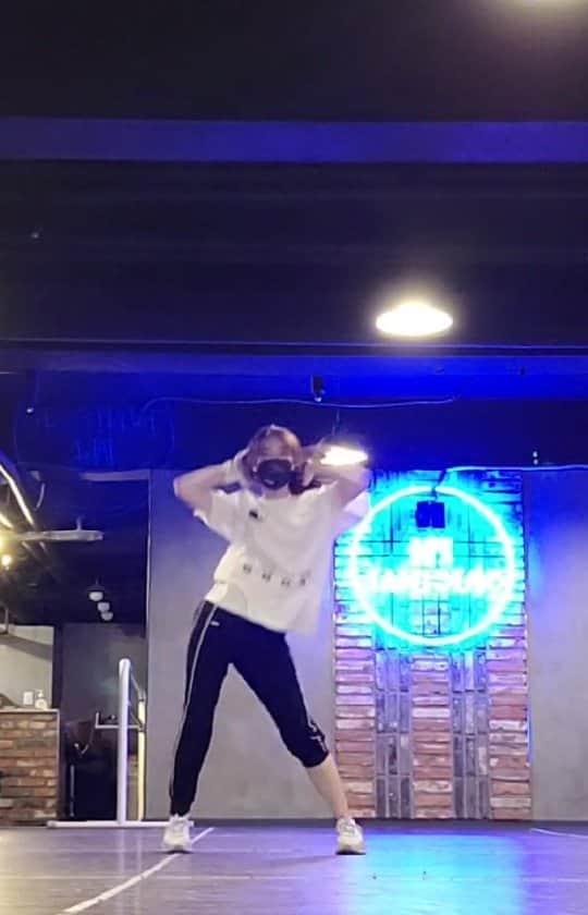 ノ・ウルのインスタグラム：「여럿이 같이 추다가 혼자 추려니 없어보이지만 그래도 열춤했다😎 . #포미닛 #미쳐 #후렴부분 #댄스댄스 #춤추다미치는줄 #ㅋㅋㅋㅋㅋ #그래도즐거웠다❤️ #다이어트엔댄스가최고지」