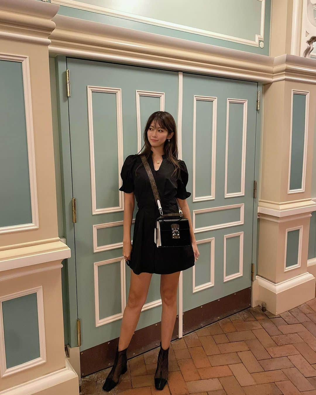 畑中香澄のインスタグラム：「Disneyland🏰🤍 . ZARAのワンピ可愛すぎる！🥰 . ユニバのニンテンドーワールドも早く行きたい🥺✨ . . #disneyland #ディズニーコーデ #ディズニーランド #DJKASUMI #ootd #fashionista #zara #randa #outfit #dress #japanesegirl」