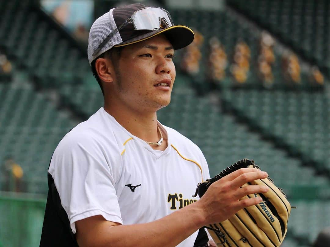 阪神タイガースさんのインスタグラム写真 - (阪神タイガースInstagram)「今日も甲子園でカープ戦！ 試合前練習の様子です！  #植田海 選手 #梅野隆太郎 選手 #熊谷敬宥 選手 #髙橋遥人 選手 #小野寺暖 選手 #阪神タイガース #挑超頂」9月30日 16時57分 - hanshintigers_official