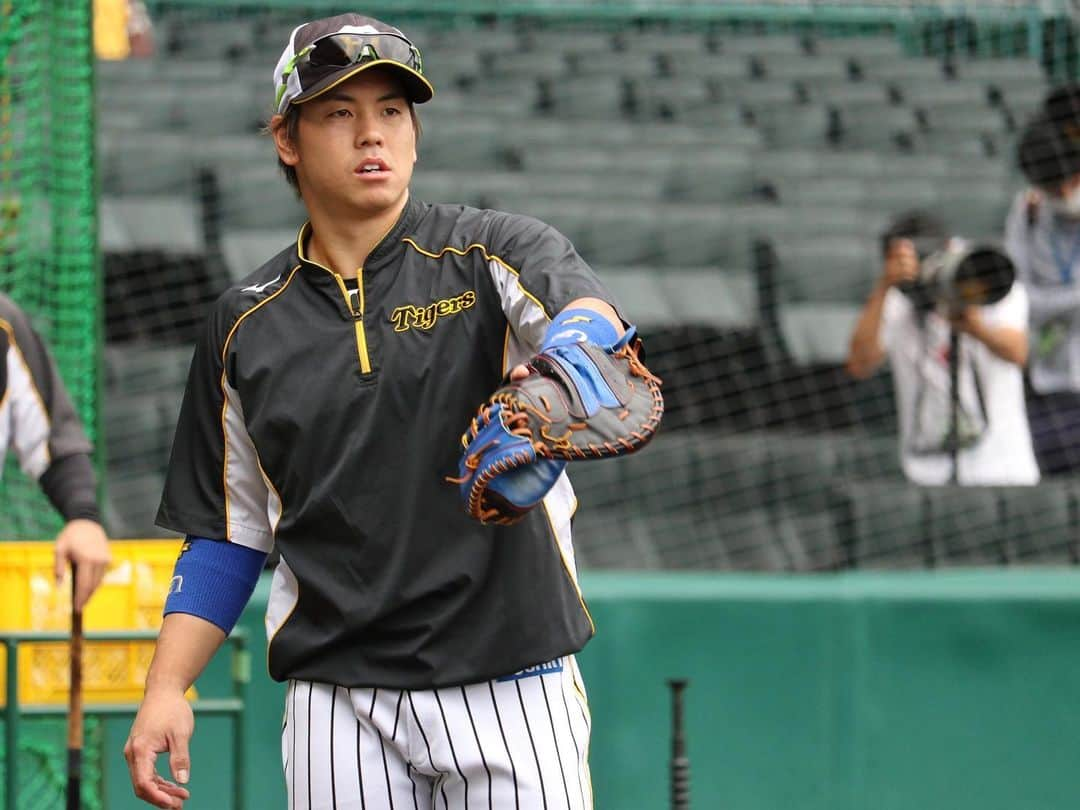 阪神タイガースさんのインスタグラム写真 - (阪神タイガースInstagram)「今日も甲子園でカープ戦！ 試合前練習の様子です！  #植田海 選手 #梅野隆太郎 選手 #熊谷敬宥 選手 #髙橋遥人 選手 #小野寺暖 選手 #阪神タイガース #挑超頂」9月30日 16時57分 - hanshintigers_official