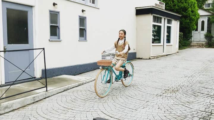 ニコ☆プチのインスタグラム：「. めちゃくちゃかわいい自転車に乗ってるのは…だぁれだ💓  ダイワサイクルとニコ☆プチが 本気でプロデュースした自転車もチェックしてね🚲💕  #ニコプチ #ダイワサイクル #ニコプチスクール #飯尾夢奏 #自転車」