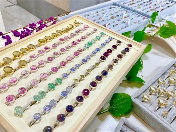 のインスタグラム：「アクセサリーを中心に、心ときめくアイテムが勢揃い💎💐    “MORE/MORE”には日常をより豊かな気持ちで過ごすためのヒントがいっぱい！   NEUTRAL（さまざまな感情がある中でも自分らしく中立した気持ちでいたい…） BRUSH（生活をよりよく…） LINK（周りとの繋がり…）をキーワードに、 アクセサリーをはじめ、コスメ、帽子、インテリア雑貨など幅広いラインナップをご紹介します。  また、話題のクリエイター・ショップオーナーをディレクターに迎えたスペシャルブース、伊勢丹新宿店限定品や先行販売品、オンライン限定ブランドの登場など、心ときめくアイテムをたっぷりとお届けしています。    MORE/MORE  ■開催中～10月3日(日)※最終日午後6時終了  ■本館6階 催物場    参加ブランドは @isetan_shinjuku ストーリー「POP UP」またはこちら▼  https://www.mistore.jp/store/shinjuku/shops/women/tokyocloset/shopnews_list/shopnews05.html    @restyle_tokyo_isetanmitsukoshi  #moremore #アクセサリーイベント #アクセサリー #帽子 #インテリア雑貨 #ライフスタイル提案 #ディレクターブース #伊勢丹新宿限定 #伊勢丹新宿先行  #isetan #isetanshinjuku #イセタン #伊勢丹 #伊勢丹新宿 #伊勢丹新宿店」