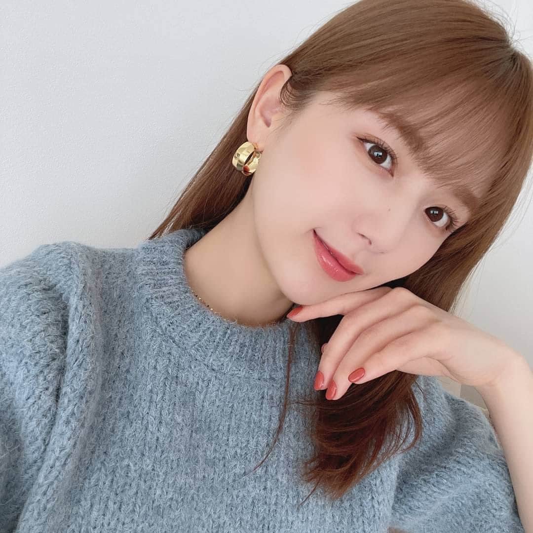 ひよんのインスタグラム：「🍓👸✨  コフレドールのパウダレスウェット💓 最近感動したパウダーファンデーションなの😆！ 8K 映像を⾒た時の感動からアイディアを得て 作ったファンデなんだって😮✨ 実際使ってみた感じは、とにかく密着度が高い。 パウダーなんだけど指で触ってみると しっとりしてる感じがわかるし、 目もとのシワとか粉浮きも気にならなくて パウダーファンデの感じがしなかった🤣🤭 下地なしでも使えるくらいのフィットさみたいだよ❣️  時間が経っても崩れにくいしマスクをしても取れにくいから、 今の時代にもすっごくおすすめ☺️❤️  5枚目の写真はZoomupテスターって言って、 ファンデを顔に塗った時のイメージを見せてくれるの🤭✨ 全7色で全部の色試せるよ💛  ※写真は仕上がりイメージです。  #makeup #Powderfoundation #pr #ファンデーション #ファンデ #マスクメイク #マスクにつきにくい #パウダレスウェット #コフレドール」
