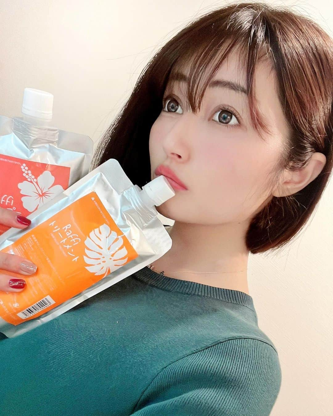 新藤まなみさんのインスタグラム写真 - (新藤まなみInstagram)「⁡ ⁡ ⁡ 美容室でも使われているシャンプー❤️ もう大人やし質の良いものを身体やヘアケア にも与えてあげてる✨髪も肌も年齢でるからねっ😉💪💕 ⁡ トータルケア怠らないの大事🥺💜おすすめだよー！！！！ ⁡ #ラフィーシャンプー #わたしのraffi #raffiシャンプー #ヘアサロンraffi #raffiトリートメント #シャンプー #トリートメント @biyousenka_raffi」9月30日 17時34分 - manami_official_