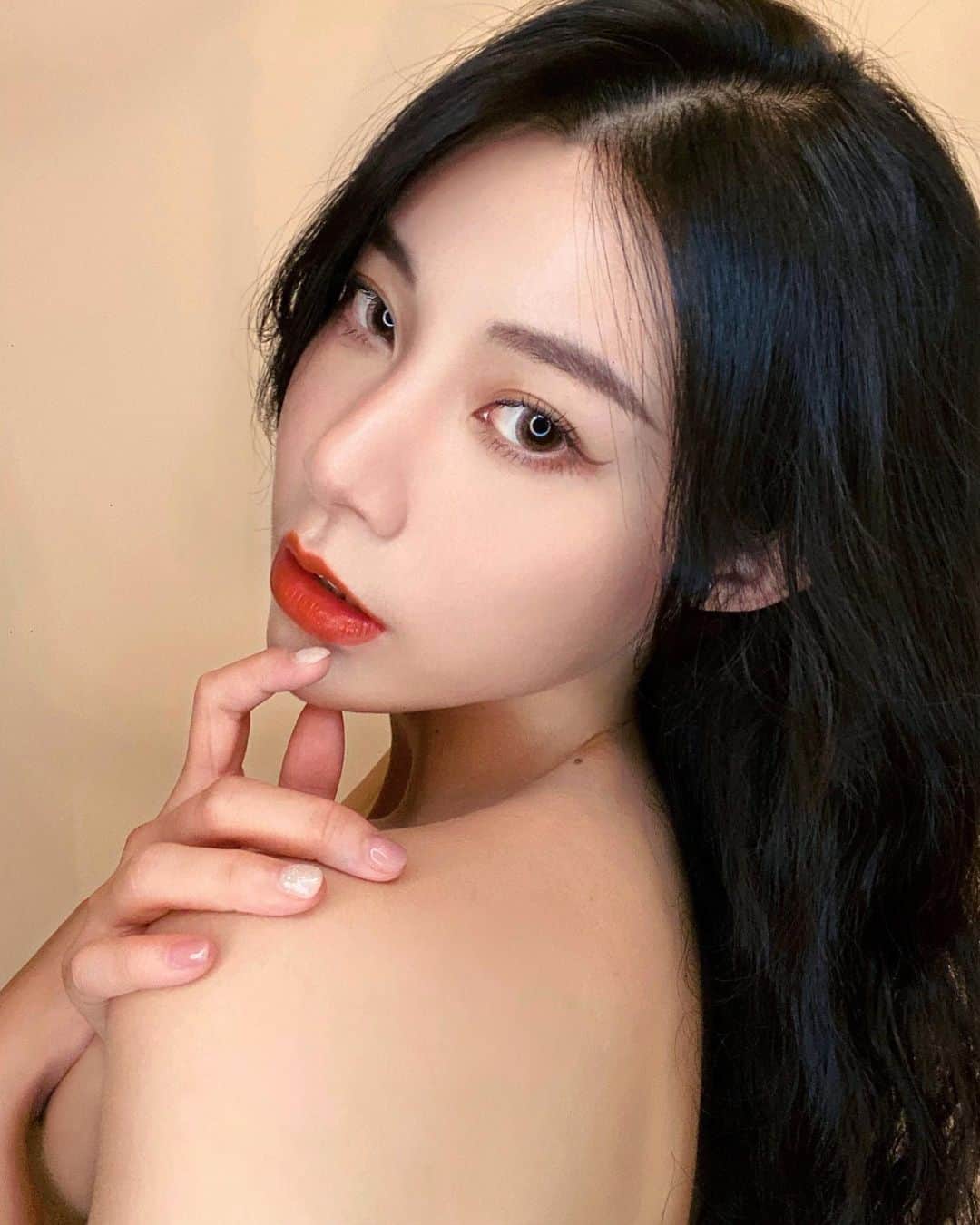 張香香のインスタグラム：「大概5年沒做美甲了吧！ 因為一直都好懶🤣 這次偶然看到朋友嗆她朋友：怎麼會有女生沒做腳指甲？ （我ㄚ🙋🏻‍♀️ 哈哈哈哈🤣🤣🤣 於是又開啟了我的美甲之路💅🏻 @40nails_beautystudio  我的手腳終於變成小女生了😳 因為一開始指甲比較短 能做的款式比較侷限 期待之後換更多樣式😍」