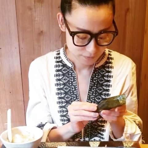 西山由のインスタグラム：「Mes Vacances d’automne Vol.3 Manger le sushi à la main.  #無意識に一口で全部放り込んだら妹に突っ込まれました #小さい一口を食べて「海苔パリパリやね」ってゆうて欲しかったそうです #だって一口でいけるねんもん」