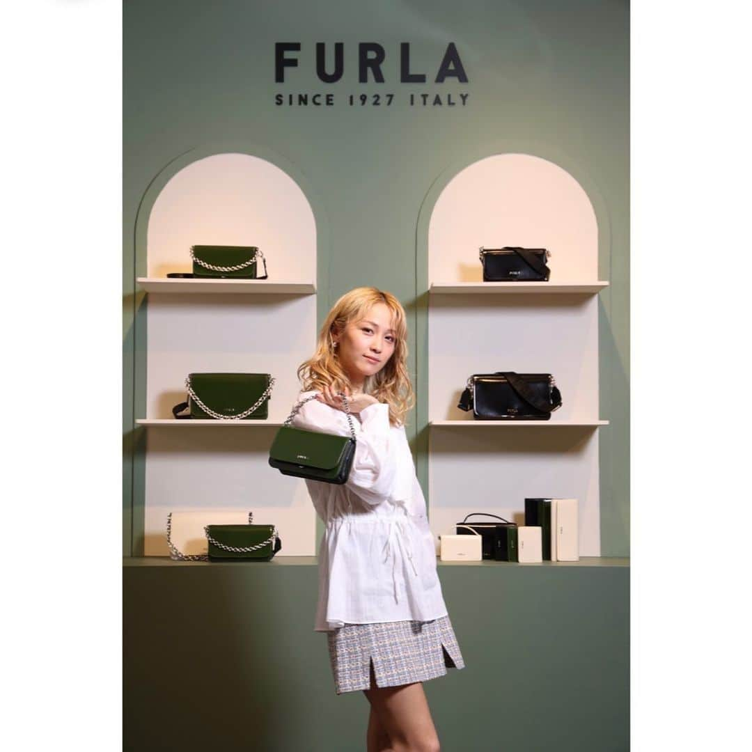 Ami さんのインスタグラム写真 - (Ami Instagram)「<FURLA> POP UP STORE - Escape from the City -が10月5日(火)までの期間限定で、三越銀座店 本館1階 ザ・ステージにて開催中‼︎ という事で、一足先にお邪魔してきました‼︎  先行販売される新作バッグ Furla Splendidaも可愛かった‼︎ 私はグリーンがお気に入り💚  #FURLA #furlaposechallenge」9月30日 17時44分 - ami_dream05