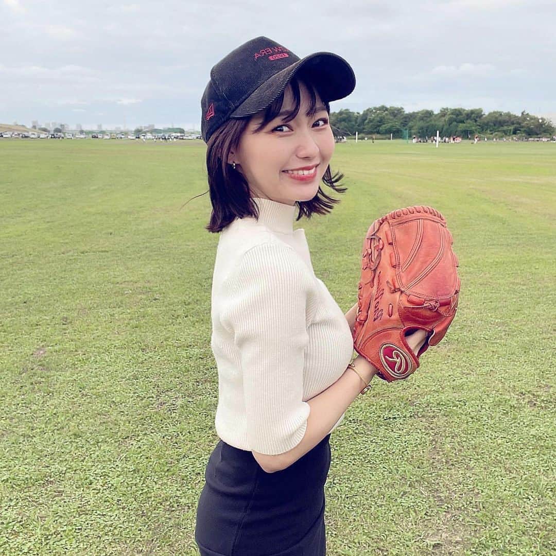 美女美容事情さんのインスタグラム写真 - (美女美容事情Instagram)「《キャッチボールしよっ!!♡⚾️❤️》 *⁠ 今回ご紹介させて頂きますのは!!👀❤︎⁠⠀ MERUMOさん< @cq_merumo_n >の素敵なお写真📸⁠⠀⁠⠀⁠⠀⁠ *⁠⠀⁠⠀⁠⠀⁠⠀ 美女とキャッチボール💖⚾️ 野球が好きな女の子って最高ですね🥰✨ *⠀⁠⠀⁠⠀⁠⠀⁠⠀ MERUMOさん< @cq_merumo_n > ⠀⁠⠀⁠⠀⁠⠀ 素敵な投稿ありがとうございました☺️📸✨ *⠀⁠⠀⁠⠀⁠⠀⁠⠀ MERUMOさんのアカウントには他にも素晴らしい投稿が沢山ありますので是非覗いてみてくださいね💁‍♀️💙⁠⠀⁠⠀⁠⠀⁠⠀ *⠀⁠⠀⁠⠀⁠⠀⁠⠀ △▼△▼△▼△▼△▼△▼△▼△▼△▼ ⁠⠀⁠⠀⁠⠀ ❤🧡💛「美女美容事情」💚💙💜⠀⠀⠀⠀⠀⠀⠀⠀⠀⠀⠀⠀⠀⠀⁠⠀⁠⠀⁠⠀⁠⠀⁠⠀ 👇掲載ご希望の方は👇⠀⠀⠀⠀⠀⠀⠀⠀⠀⠀⠀⠀⠀⠀⠀⁠⠀⁠⠀⁠⠀⁠⠀⁠⠀ @b_b_j.jタグ付けと🖤 #ビジョビ ⁠⠀ 🖤タグ付けお願いします✨⠀⠀⠀⠀⠀⠀⠀⠀⠀⠀⠀⠀⠀⠀⠀⁠⠀⁠⠀⁠⠀⁠⠀⁠⠀ △▼△▼△▼△▼△▼△▼△▼△▼△▼ ⁠⠀⁠ #野球女子 #カープ女子 #キャップ女子 #キャップコーデ #ショート女子 #ミスコンファイナリスト #モデルプレスパワープッシュ #ナチュラルメイク #めるも #メルモ #MERUMO」9月30日 18時01分 - b_b_j.j