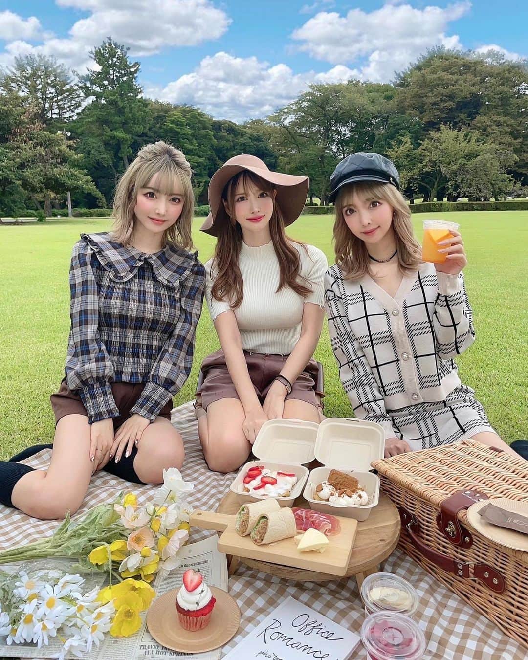蘭子のインスタグラム：「今日は新宿御苑でピクニック☀️🌱💓 . 【 @__nuibox 】でピクニックセット 一式テイクアウトしました❤️ . 手ぶらでこんなに本格的な 可愛いピクニックが出来るなんて最高です🍯🧸𓈒𓏸︎︎︎︎ . 途中で雨降ってきたからまた詰め直して、お店の中で食べたよ🤣💓☔️ . そしてちえちかちゃん相変わらず歩くお人形さんすぎて、眼福でした🥺💓 . . . 【nuibox】 📍東京都新宿区1-12-8 東京メトロ丸ノ内線/新宿御苑駅(出入口2)徒歩1分  ☎03-5925-8692 . #ピクニック#新宿御苑#新宿御苑前ランチ #新宿御苑前カフェ#新宿カフェ #新宿ランチ#新宿グルメ#表参道カフェ#カフェ活#カフェ巡り#カフェ好きな人と繋がりたい #カフェ好きな人と繋がりたい #カフェ部 #カフェ飯#カフェ活 #渋谷ランチ #カフェランチ  #原宿ランチ #表参道ランチ #東京カフェ#東京グルメ #カフェスタグラム #グルメ#グルメ好きな人と繋がりたい #グルメスタグラム #グルメ女子 #グルメ部  #グルメ巡り#ピクニックコーデ#スイーツ#スイーツ部 #スイーツ好き」