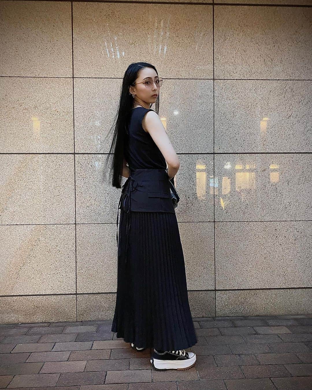 彩姫のインスタグラム：「𓉞 ⁡ ⁡ ⁡ カラコンして濃ゆいお化粧をして作り込んだ派手めな、お顔。も！ ⁡ 裸眼で覇気のない地味なお顔。も、お気に。 ⁡ ⁡ ⁡ そしてやはりしっくりくるのね。ブラック ⁡ 私はもうブラックに愛されているのかもしれない ⁡ つい最近は、私ってブルー似合ってるかもしれない。とも思った ⁡ その後には、頭にブルーのもんずっとくっついてるがな。とも…思ったよ ⁡ 昨晩は、とっても素敵な音楽を聴いて、自分まで素敵になった気分 ⁡ 今日もそのまま素敵な気分 ⁡ ⁡ ⁡ 日々愛でてる髪達 ⁡ とても健康で切ってしまうのなんか可哀想な気持ちだし、勿体無くて← ぐんぐんのびてる。ベストな長さは肘くらいだってわかってるんだけど、ぐんぐんと。 ⁡ まだ切りたい気分じゃないようです ⁡ ⁡ #いろんなことごちゃごちゃ ⁡ ⁡ ⁡ #bandmaid #saiki」