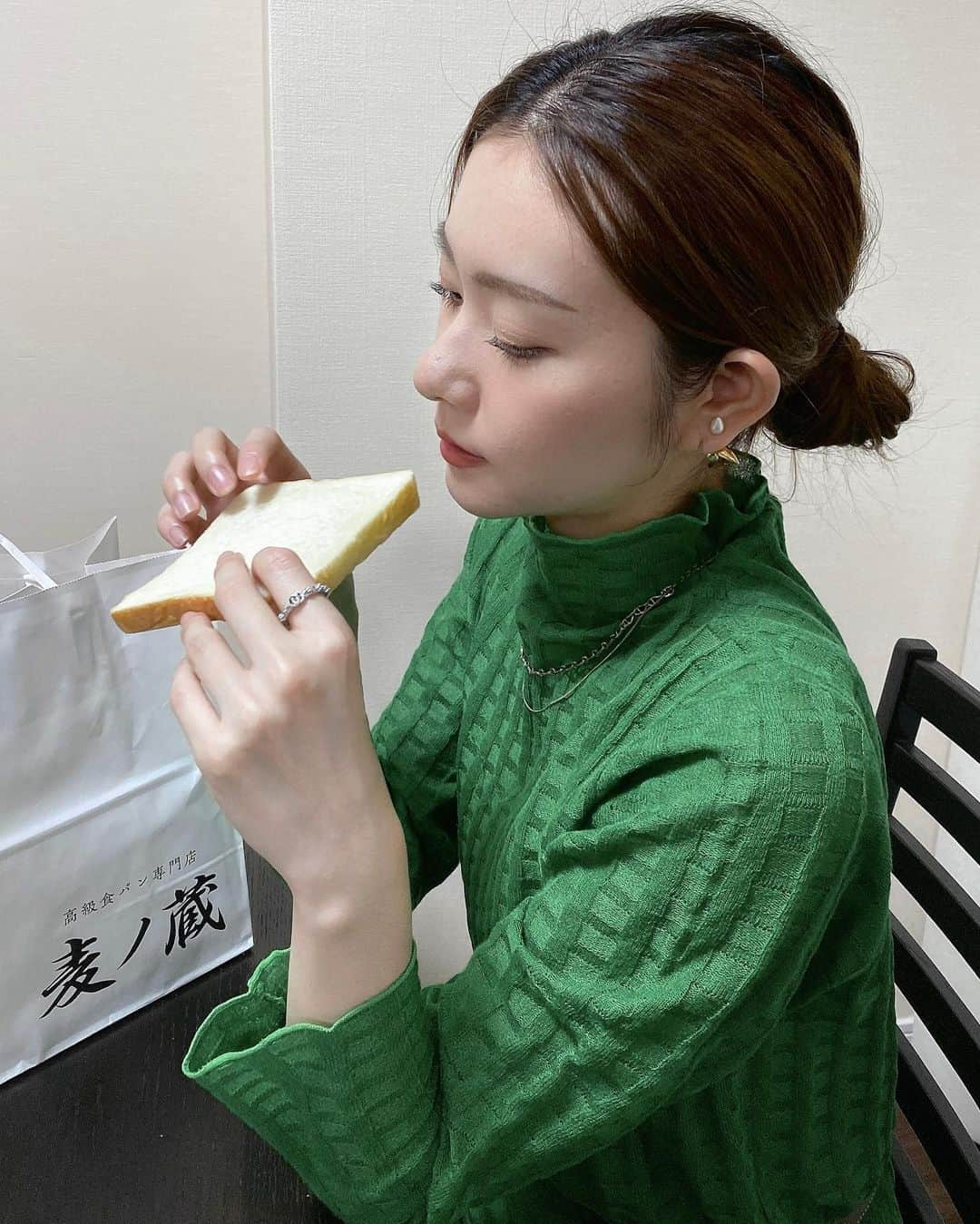 鈴木朱音のインスタグラム：「先日オープンした仙台の高級食パン屋さん「麦ノ蔵」に行ってきたよ🍞  もっちりなのに重くなくて優しい味わいなんだけど、 マジでなにもつけなくてもいっぱい食べれちゃう美味しさだった🤤💓  蜂蜜、卵、練乳、マーガリン不使用だから アレルギーも気にせず食べれちゃうの！ 近所の、ちっこなお子ちゃまのいるおうちにも届けたもんね☺︎👍 しかも1斤届けたんだけど一瞬でぺろりだったらしいw  ぶっちゃけどのパン屋さんより本当に美味しくて、 お裾分けした人たちにも好評でした〜✨　  #麦ノ蔵 #仙台 #仙台カフェ #食パン #高級食パン #生食パン #高級生食パン #高級食パン専門店 #卵アレルギーでも大丈夫」