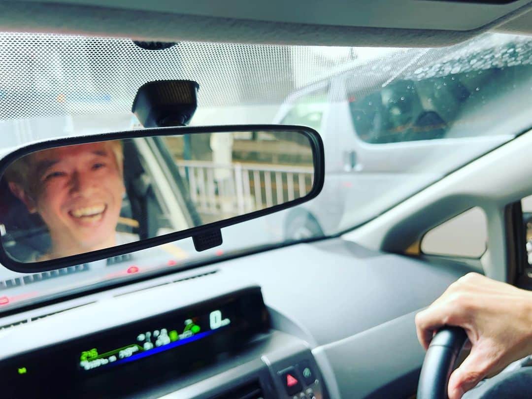 庄司智春さんのインスタグラム写真 - (庄司智春Instagram)「家族でドライブ中 後部座席の子供達の会話に 思わず笑ってしまう庄司智春  本当は1人です。 車には誰も乗ってません。 1人で乗ってます。」9月30日 18時21分 - tomoharushoji